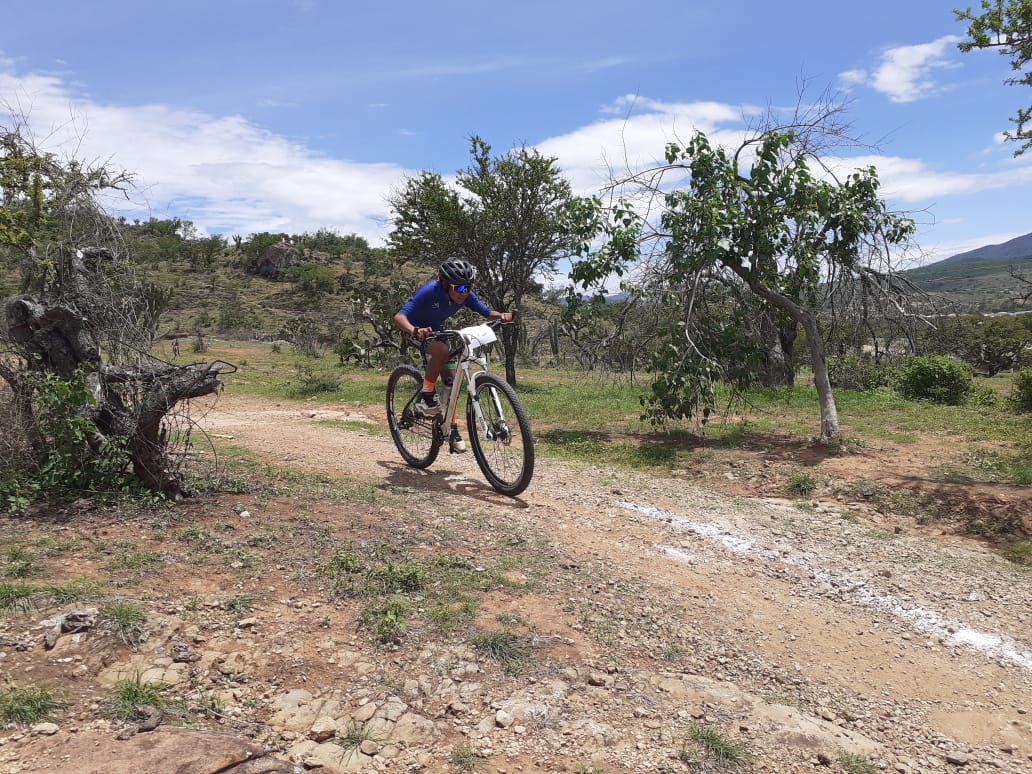 Niño de 12 años manejando una bicicleta en una competencia  de ciclismo de montaña
